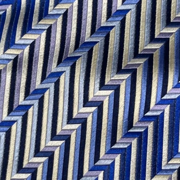 Geoffrey Beene Necktie Mens Blue Silver Chevron Pattern Stain Resistant - Picture 2 of 4